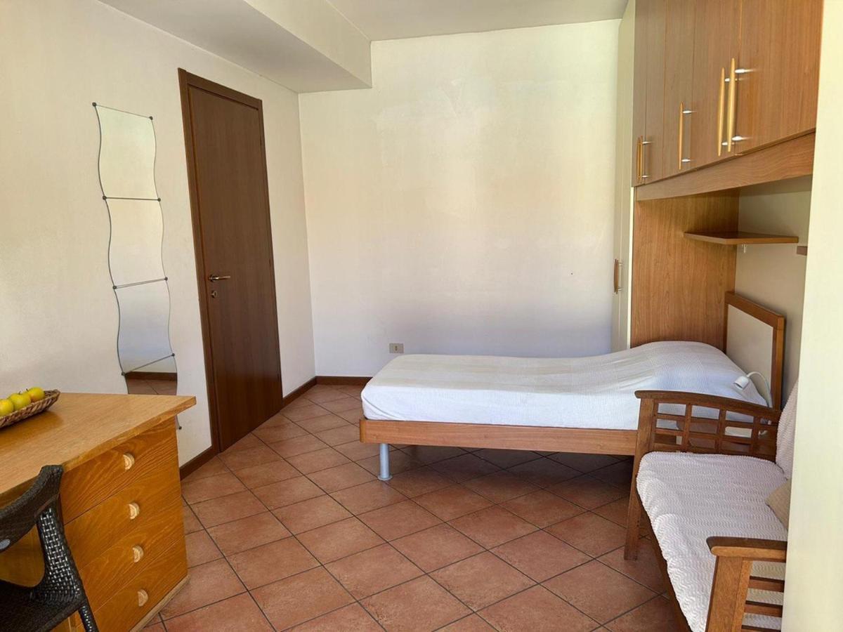 Lecco Only Females Guest House Bagian luar foto